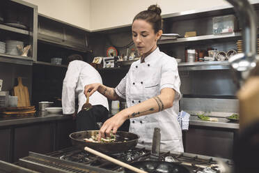 Köchin bereitet Essen im Restaurant zu - MASF20139