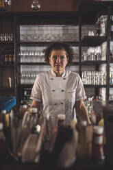 Porträt einer Köchin in einer Großküche - MASF20140