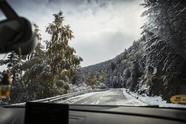 Blick aus dem Auto auf der Alpenstraße im Winter - ACPF00830