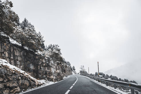 Leere Alpenautobahn im Winter - ACPF00833