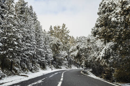 Leere Alpenautobahn im Winter - ACPF00836