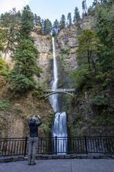 Multnomah Falls, der höchste Wasserfall im Staat Oregon mit einer Höhe von 620 Fuß, Columbia River Gorge, Oregon, Vereinigte Staaten von Amerika, Nordamerika - RHPLF17769