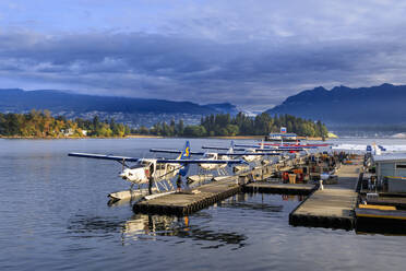 Wasserflugzeuge am Canada Place und Stanley Park, Herbst, frühes Morgenlicht, Downtown, Vancouver City, British Columbia, Kanada, Nordamerika - RHPLF17782