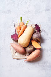 Frisches Gemüse zum Kochen vorbereitet. Gesundes vegetarisches Essenskonzept - ADSF16991