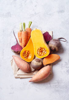 Frisches Gemüse zum Kochen vorbereitet. Gesundes vegetarisches Essenskonzept - ADSF16993