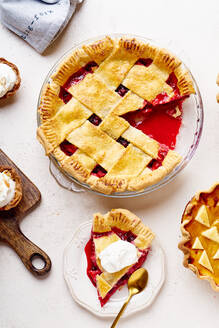 Ansicht von oben auf verschiedene Thanksgiving-Kuchen: Beerenkuchen, Kürbiskuchen und Pekannusstorte - ADSF17001