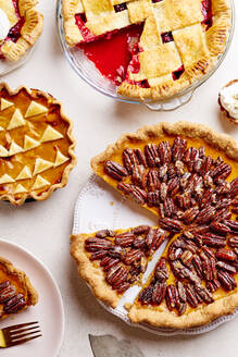Ansicht von oben auf verschiedene Thanksgiving-Kuchen: Beerenkuchen, Kürbiskuchen und Pekannusstorte - ADSF17002