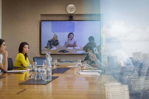 Geschäftsleute Videokonferenz in Konferenzraum Sitzung - CAIF29735