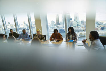 Geschäftsleute unterhalten sich in einem Konferenzraum in einem Hochhaus - CAIF29738