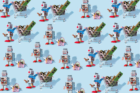 Muster eines alten Spielzeugroboters, der neben Miniatur-Einkaufswagen und Körben mit elektronischen Geräten steht - GEMF04272