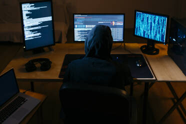 Computerhacker beim Programmieren am Computer, während er im Büro sitzt - JRFF04780