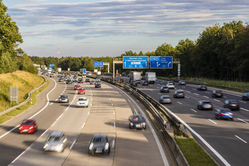 Deutschland, Baden-Württemberg, Stuttgart, Verkehr auf der Bundesautobahn 8 - WDF06337