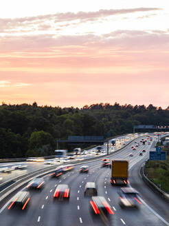 Deutschland, Baden-Württemberg, Stuttgart, Verkehr auf der Bundesautobahn 8 in der Abenddämmerung - WDF06339