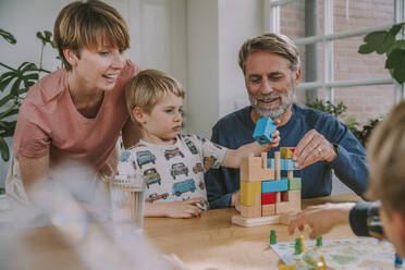 Eltern spielen mit Kindern Puzzle zu Hause - MFF06653