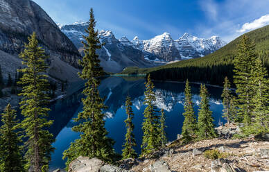 Herrliche Kulisse des schönen Sees mit sauberem klarem Wasser, in dem sich felsige Berge und grüne Wälder an einem sonnigen Tag im Duffey Lake Provincial Park in Kanada spiegeln - ADSF17047