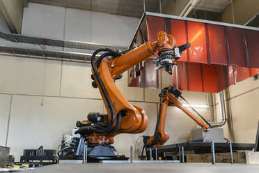 Herstellung von orangefarbenen Roboterarmen in der Industrie - DIGF12930