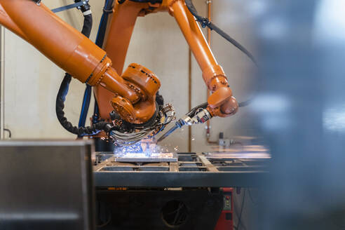 Automatische Roboterarme beim Schweißen in einer industriellen Fabrik - DIGF12935