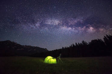 Camping-Zelt bei Nacht vor einem erstaunlichen Himmel voller Sterne und Milchstraße - CAVF89783