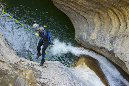 Canyoneering Sorrosal-Schlucht in den Pyrenäen, Dorf Broto, Provinz Huesca in Spanien. - CAVF89876