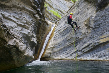Canyoneering Sorrosal-Schlucht in den Pyrenäen, Dorf Broto, Provinz Huesca in Spanien. - CAVF89881