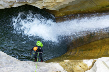 Canyoneering Sorrosal-Schlucht in den Pyrenäen, Dorf Broto, Provinz Huesca in Spanien. - CAVF89882