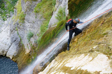 Canyoneering Sorrosal-Schlucht in den Pyrenäen, Dorf Broto, Provinz Huesca in Spanien. - CAVF89883