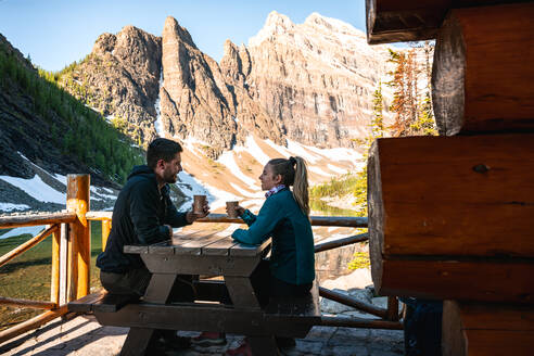 Ein Paar genießt gemeinsam Tee im Lake Agnes Teehaus in Lake Louise - CAVF89890