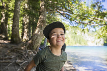 Porträt eines glücklichen vierjährigen Jungen am Lindeman Lake, Chilliwack, B.C. - CAVF89896