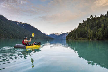 Vater und Sohn paddeln auf dem Cheakamus Lake, Whistler B.C. - CAVF89898