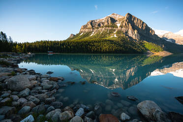 Reflexionen des Fairview Mountain vom Lake Louise - CAVF89940