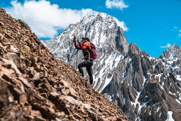 Wanderer erklimmt Felsgeröllhang auf dem Grizzly Peak Mount Even-Thomas - CAVF89944