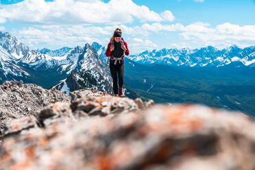 Gipfel für Wanderer entlang der Berge in Kananaskis - CAVF89947