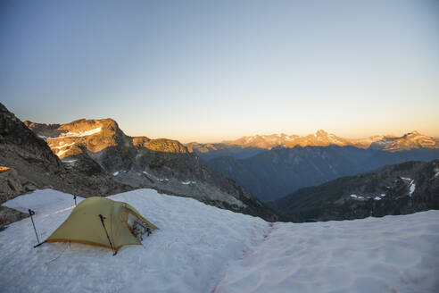 Zelt auf einem Gletscher in der North Cascade Mountain Range - CAVF89989