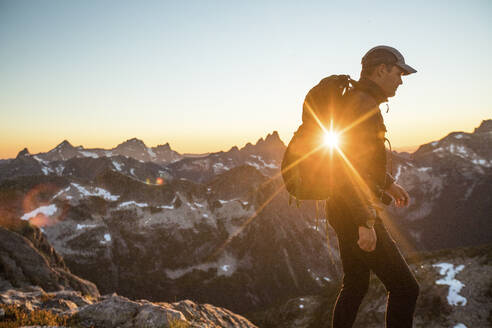 Seitenansicht eines durch die Berge wandernden Rucksacktouristen. - CAVF89993