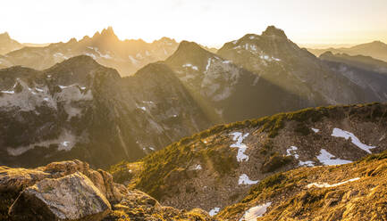 Ruhige Szene einer Bergkette voller Sonnenstrahlen. - CAVF89999