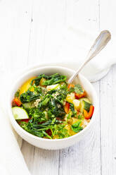 Schüssel mit warmem veganem Quinoa-Salat mit Spinat, Paprika, Gurken, Tomaten, Petersilie und Minze - LVF09048