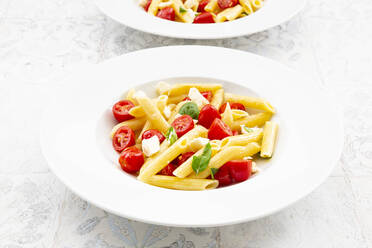 Teller mit vegetarischer Pasta mit Mozzarella, Kirschtomaten und Basilikum - LVF09054