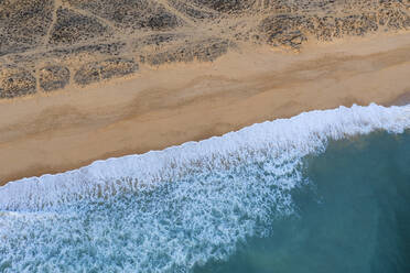 Drohnenansicht des leeren Strandes Praia dos Salgados - RUEF03112