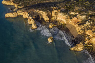 Portugal, Bezirk Faro, Drohnenansicht der Klippen von Praia da Marinha in der Morgendämmerung - RUEF03117