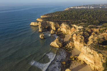 Portugal, Bezirk Faro, Drohnenansicht der Klippen von Praia da Marinha in der Morgendämmerung - RUEF03118