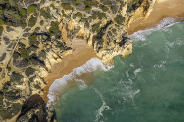 Drohnenansicht der leeren Strände Praia da Mare das Porcas und Praia da Coelha - RUEF03131