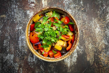 Bowl of grilled eggplants and bell peppers with parsley - LVF09058