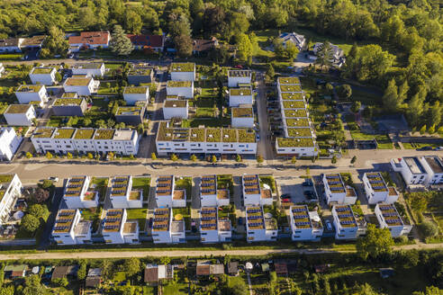Deutschland, Baden-Württemberg, Esslingen am Neckar, Luftaufnahme eines modernen energieeffizienten Stadtteils - WDF06345