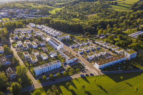 Deutschland, Baden-Württemberg, Esslingen am Neckar, Luftaufnahme eines modernen energieeffizienten Stadtteils - WDF06346