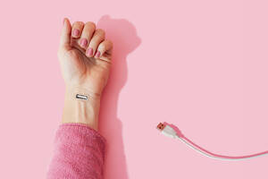 Digitales Kompositbild einer weiblichen Hand mit USB-Anschluss - GEMF04279
