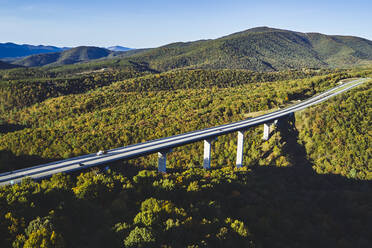 USA, West Virginia, Drohnenansicht der Clifford Hollow Bridge im Herbst - BCDF00454