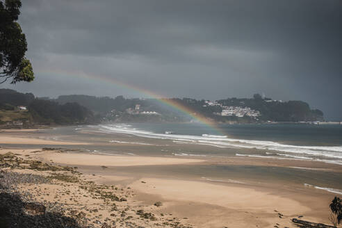 Blick auf einen Regenbogen am Strand während der Regenzeit - DMGF00218