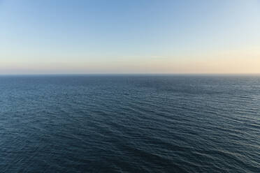 Mittelmeer in der Abenddämmerung mit klarer Horizontlinie im Hintergrund - SKF01606