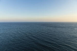 Mittelmeer in der Abenddämmerung mit klarer Horizontlinie im Hintergrund - SKF01606