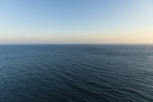 Mittelmeer in der Abenddämmerung mit klarer Horizontlinie im Hintergrund - SKF01606